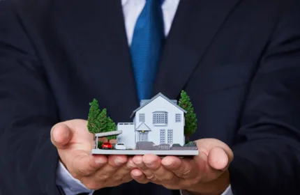 A professional holding keys, representing administrative and tenant support in property management.